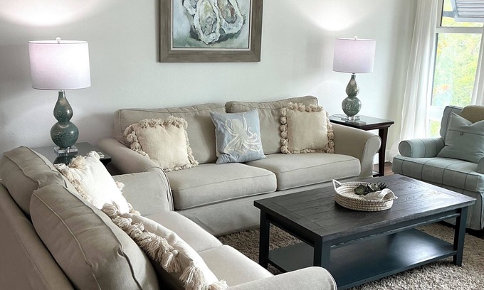 Harbour Town Condo | Mariner’s Way Retreat-Steps from Lighthouse & Harbour Town pool pass provided