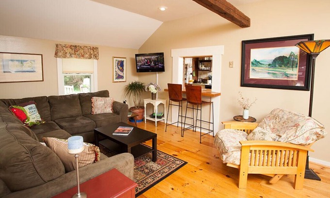 Edgartown Cottage | Martha's Vineyard 3BR, Pets Ok, 10 Min Walk to Beach or Shops!