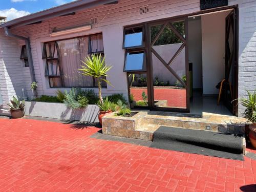 Emfuleni House | Martyrs Guest House