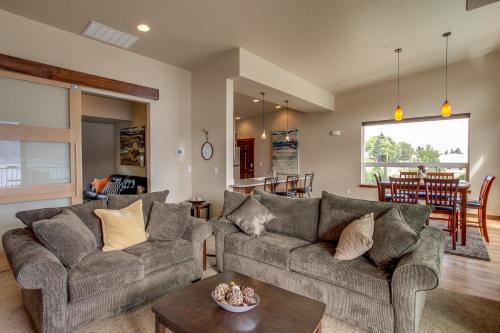 Manson Apartment | Marvelous Manson Condo, Steps to Lake Chelan Beach