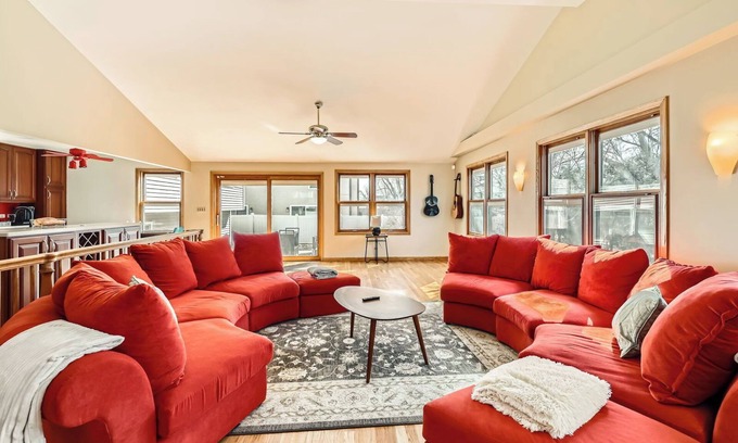 Lake Zurich House | Massive 5BR, 4-level 3,300 sq ft House, PokerRoom,PoolTable, Darts, Bowling
