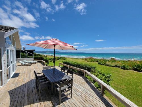 Matarangi House | Matarangi Beachfront - Matarangi Holiday Home