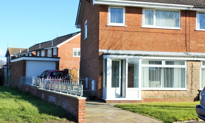 Thornton-Cleveleys House | Mayfield stay 4 to 30 days in 3 bed semi, 2mins to A585. Dogs welcome
