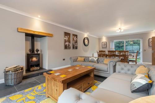 Kilgetty House | Maynor - Large Luxury House, Log Burner, Central Location