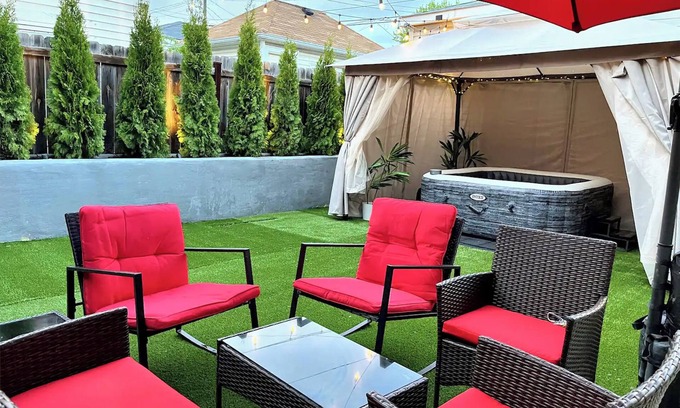 Bridgeport House | Mayors Manor, Zen Garden Oasis, Hot Tub & Sauna in Central Chicago, 8-12 guests