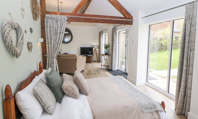 Ambergate Cottage | MEADOW BARN, romantic, character holiday cottage in Heage