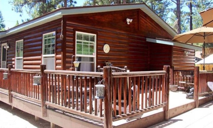 Peter Pan House | Meadow Retreat- Immaculate Log Style Cabin with Outdoor Spa!