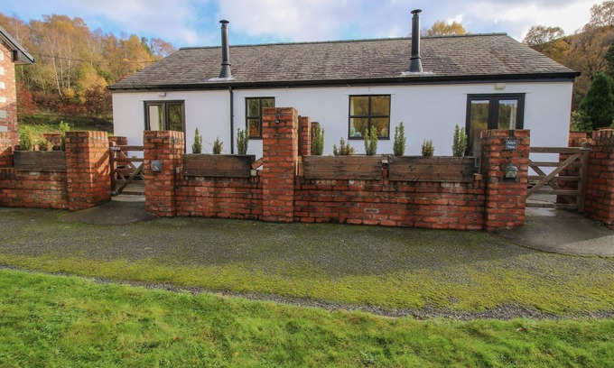 Mold Cottage | MEADOW VIEW, pet friendly, with open fire in Llanarmon-Yn-Ial