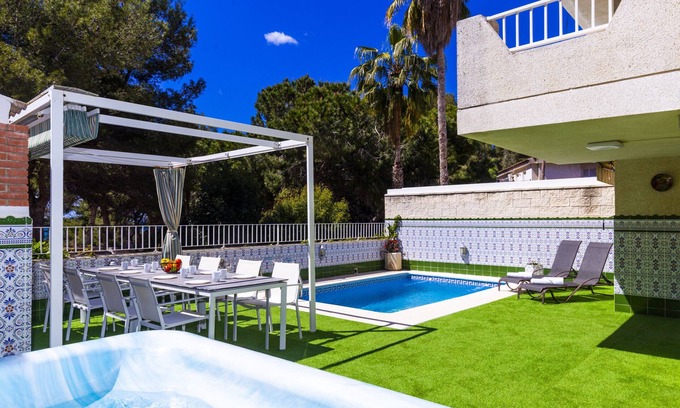 Cap de Salou Ski Chalet | MEDITERRANEA Terraced House with Private Pool