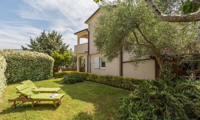 Vabriga House | Mediterranean holiday home with sun loungers, parasol, private garden, barbecue, air-conditioned bedrooms