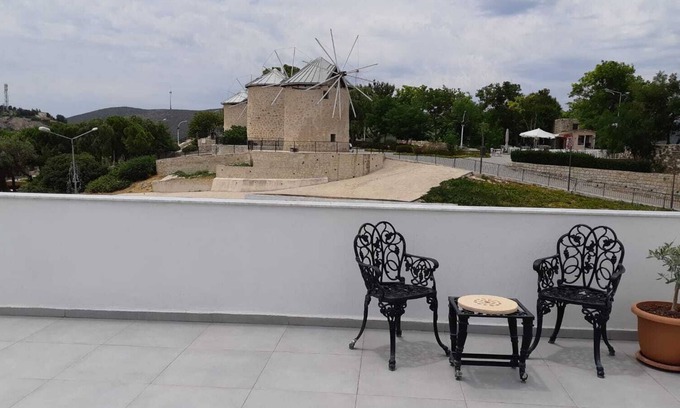 Karaoz Condo | Mediterranean Style Rooftop Apartment For Families at the Alaçatı Center
