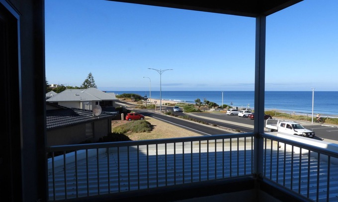 South Bunbury House | Medium term furnished Townhouse right on the beach