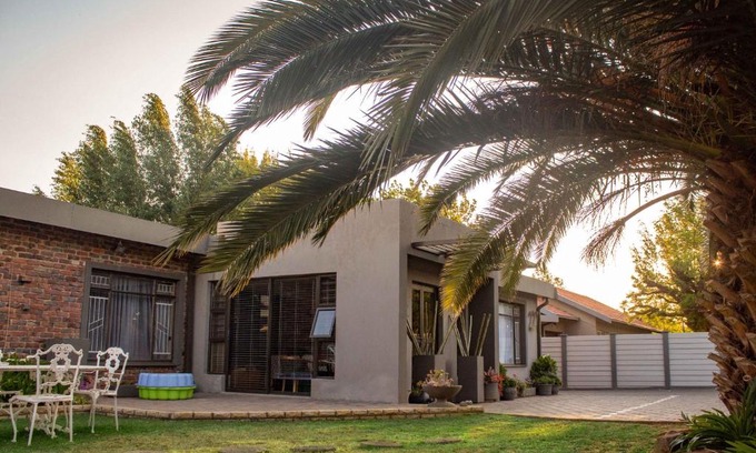 Langenhoven Park House | Melsetter's Guesthouse