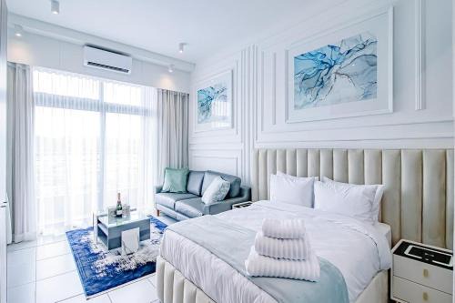 Menlyn Apartment | Menlyn Maine Luxury Apartments 11th & 14th floor with Balcony