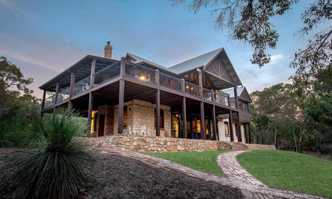 Eagle Bay House | Mibremilla I Private Properties