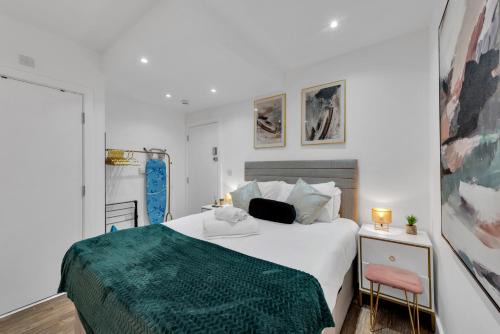 West Ealing Apartment | Micro Chic, Tiny Studio with Functional Desk