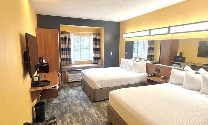 Chili Center Hotel | Microtel Inn & Suites by Wyndham Chili/Rochester Airport