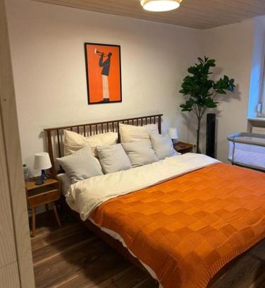Burbach Apartment | Mid Century 2 Zimmer Voll ausgestattete Kuche 75 Zoll TV Kingsize