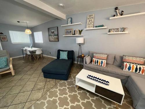 Aransas Pass House | Mid-Century Modern at West Coast Whitney