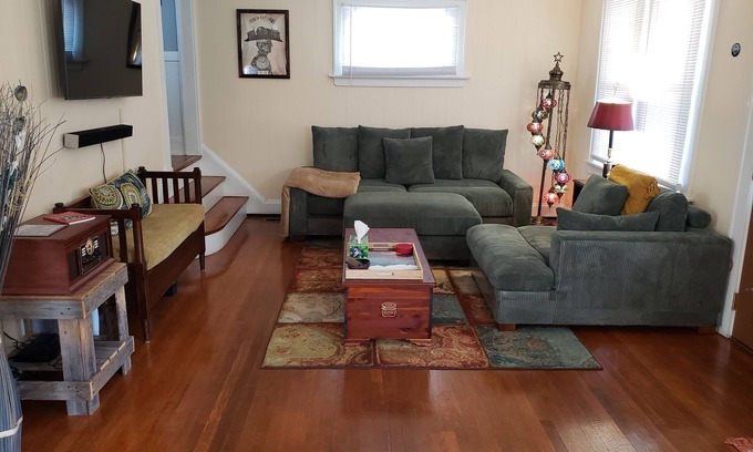 Newport House | Mid to Long-Term Only - Clean, Quiet, Cozy & Fun