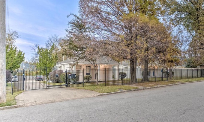 Midtown Apartment | Midtown Gated Cottage w Parking Near Overton Square