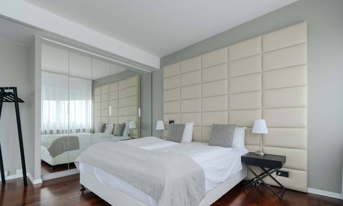 Downtown Hotel | Midtown Hotel - King Suite with balcony
