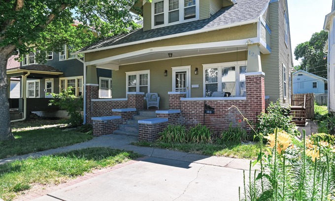 Midtown House | Midtown Manor: Full Kitchen + A/C + Backyard + Washer & Dryer