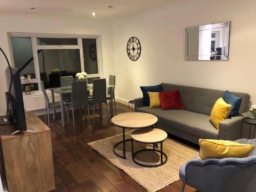 Hale Apartment | Mill Hill Modern 3 Bedroom Apartment