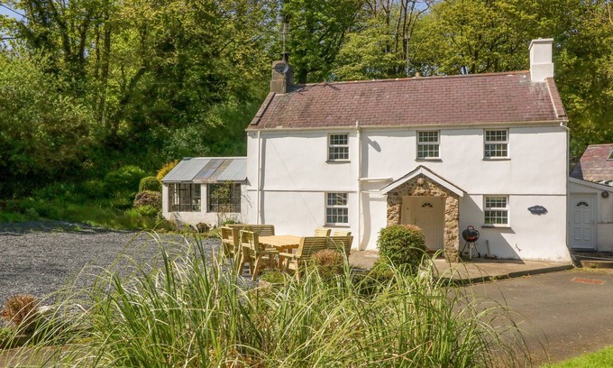 Garn Fadryn House | MILL HOUSE (MAIN HOUSE), with open fire in Sarn Meyllteyrn