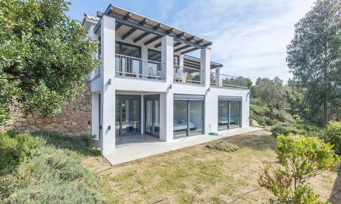 Kilada House | Minimal Maisonette In Porto Cheli