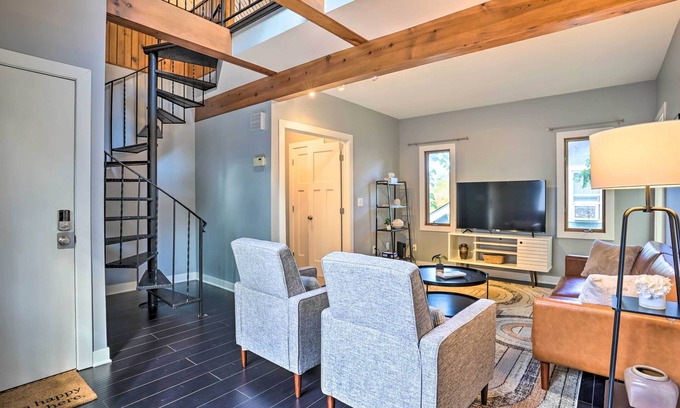 Northeast Minneapolis Arts District House | Minneapolis Townhome w/Loft < 3 Mi to Dtwn!