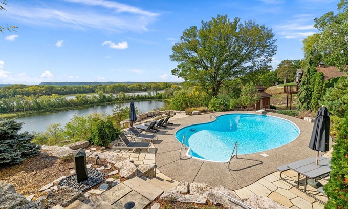 Hager City House | MINNeSTAY* Riverfront Inn | Hot Tub