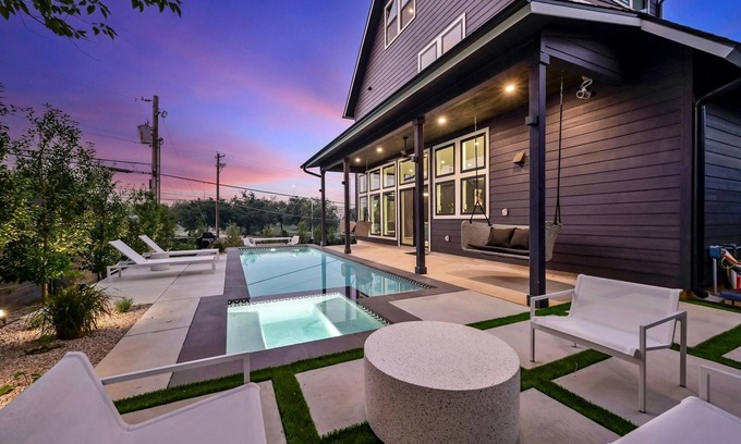 Central East Austin House | Mins to UT - Lounge w/Bar + Projector, Pool + Spa