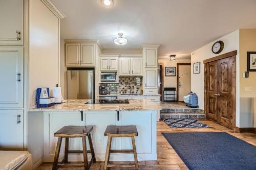 Summit Cove Apartment | Minutes from Fun-Come Relax and Have a Blast! Flexible Cancellation condo