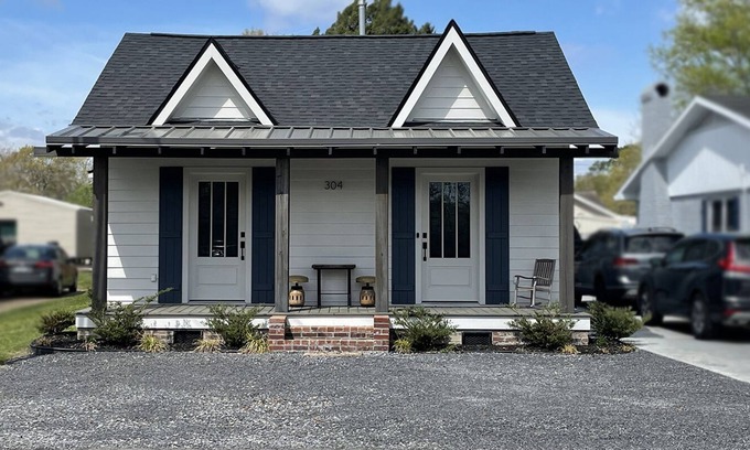 Broussard House | Minutes from Sports Complex! Come see what Acadiana has to offer!