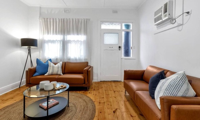 Glenelg Apartment | Minutes from the beach Glenelg