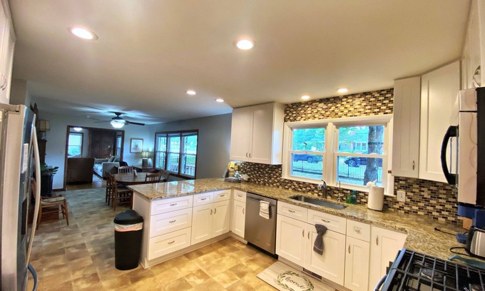 Apex House | Minutes to historical Apex, family friendly home.