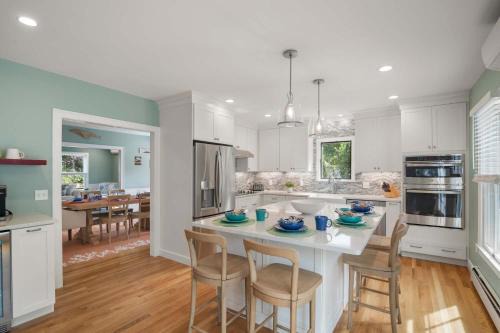 West Dennis House | Minutes to Oceanside beaches Private Deck and Backyard