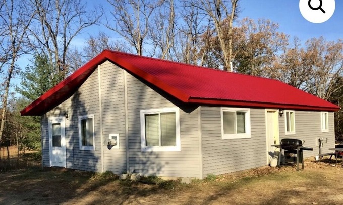 Brethren House | Minutes to Tippy Dam. Clean & roomy! Waiting for you to make memories!