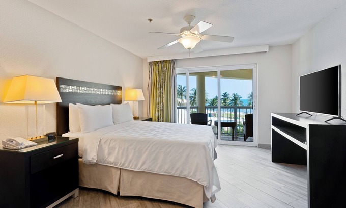 Crystal Harbour Apartment | Minutes to Top-Rated Seven Mile Beach! 2 Relaxing Units, Pool, Beachfront!