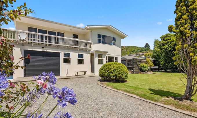 Waikawa Bay Cottage | MOANA ESCAPE - WAIKAWA HOLIDAY HOME, family friendly in Picton