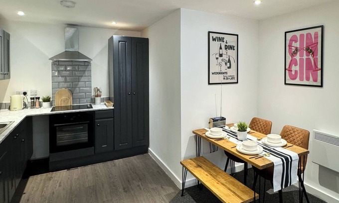 Birkenhead Apartment | Modern 1-Bed Apartment - Sleeps 4 & Central Links