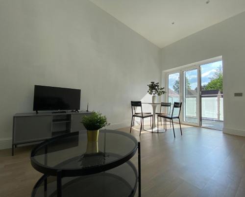 Tadworth Apartment | Modern 1-Bed Apartment with Balcony-Tadworth