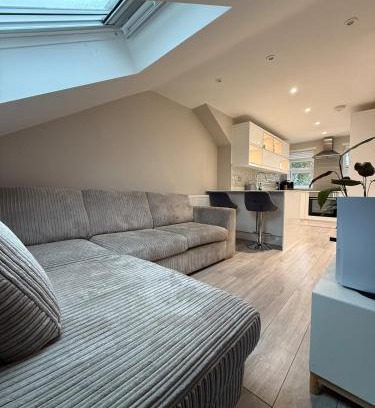 Walton-on-Thames Apartment | Modern 1 Bed Flat w-Garden Pets & Families Welcome