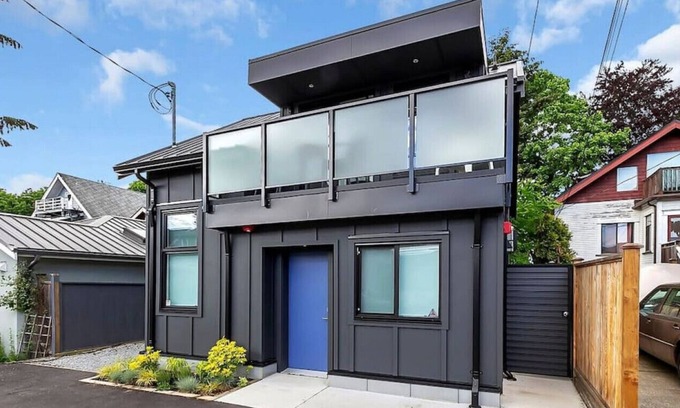 Riley Park-Little Mountain House | Modern 1 Bed Laneway House - by VGH & City Hall