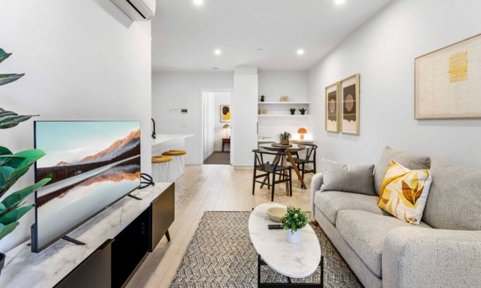 Footscray Apartment | Modern 1-Bedroom Apartment in Delightful Footscray with Wi-Fi and Study Nook