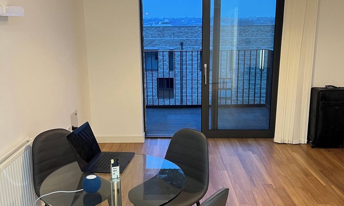 Royal Docks Apartment | Modern 1 bedroom by Thames w balcony-1 min to DLR, easy access to central London