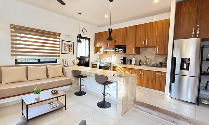 San Antonio Tlayacapan House | Modern 1 Bedroom Guesthouse - Free Bikes - Huge Patio - Gym - Pickleball Court