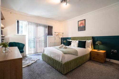 Marston Green House | Modern 10BR Retreat Sleeps 16plus nr HS2 NEC BHX