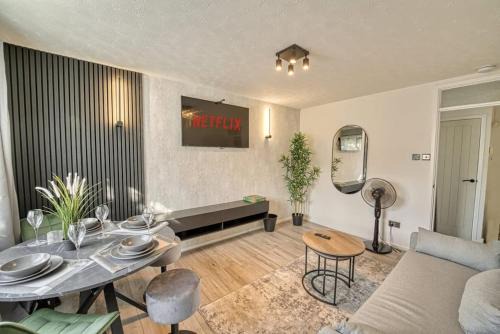 Walsall Apartment | Modern 1BR Apt Netflix, Parking, M6 Access